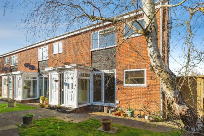 2 bed property, in The Ridgeway, £240,000
