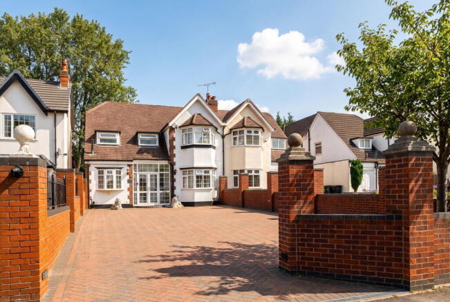 4 bed property, in Stratford Road, £500,000