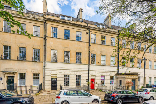 6 bed property, in Grosvenor Place, £1,500,000