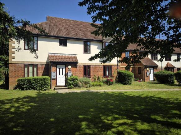 2 bed property, in Village Mews, £179,950