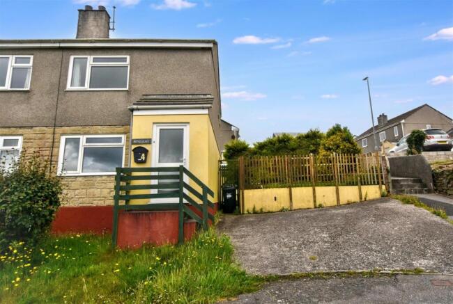 2 bed property, in Valley Gardens, £245,000
