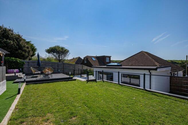 3 bed property, in Brambletyne Avenue, £550,000