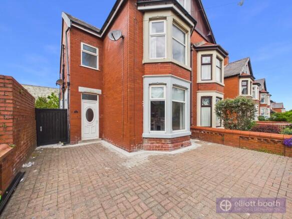 3 bed property, in 82 Warbreck Drive, £199,950