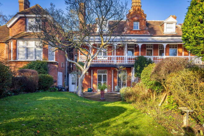 5 bed property, in Perry Hill, £950,000