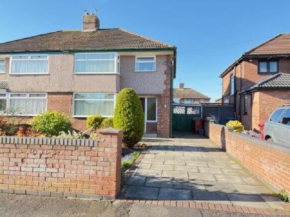 3 bed property, in Oakwood Road, £200,000
