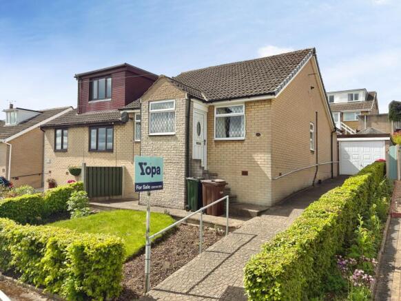 2 bed property, in Benton Way, £140,000