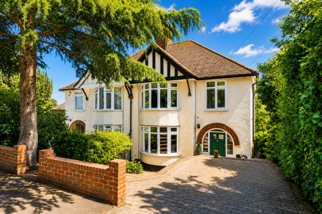 4 bed property, in Queens Road, £925,000