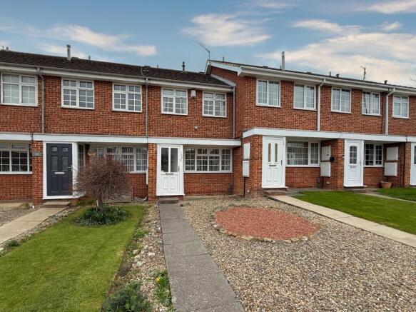 2 bed property, in Enfield Chase, £120,000