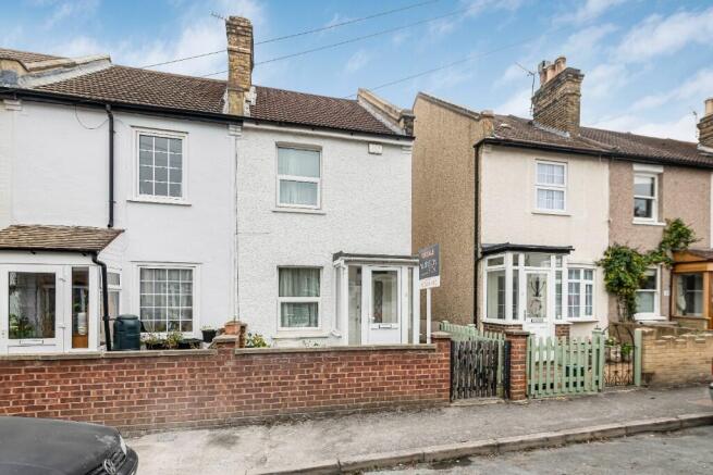 2 bed property, in Eden Road, £365,000