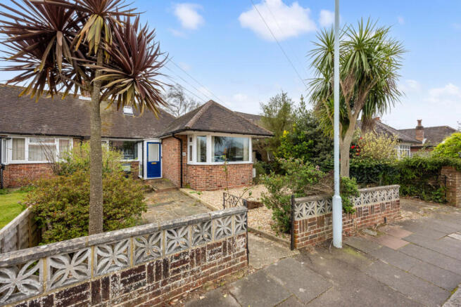 2 bed property, in A'becket Gardens, £425,000