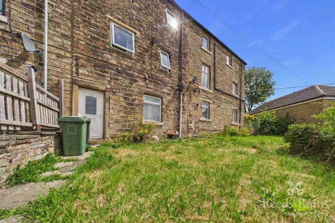 1 bed property, in Fenay Bridge Road, £75,000
