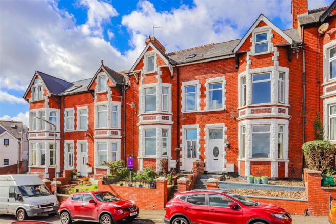 5 bed property, in Harbour Road, £350,000