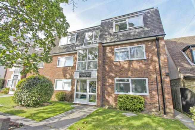 1 bed property, in Pembroke Road, £300,000