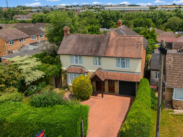 4 bed property, in Rockingham Road, £425,000