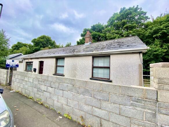 2 bed property, in Twyncarn Road, £170,000