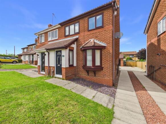 3 bed property, in Broad Park, £165,000