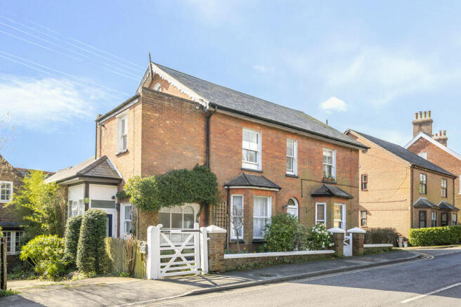 2 bed property, in High Street, £200,000