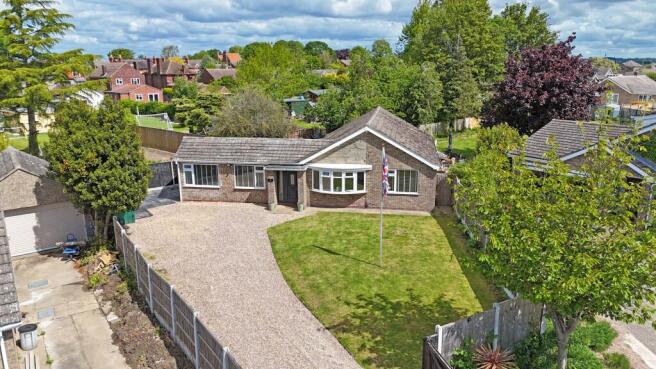 4 bed property, in Rosehill Close, £375,000