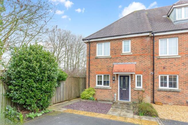 2 bed property, in Queen Eleanor Road, £215,000