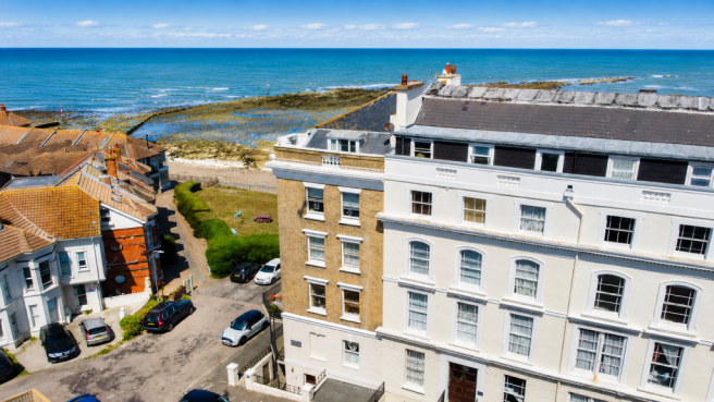 2 bed property, in Royal Crescent, £200,000