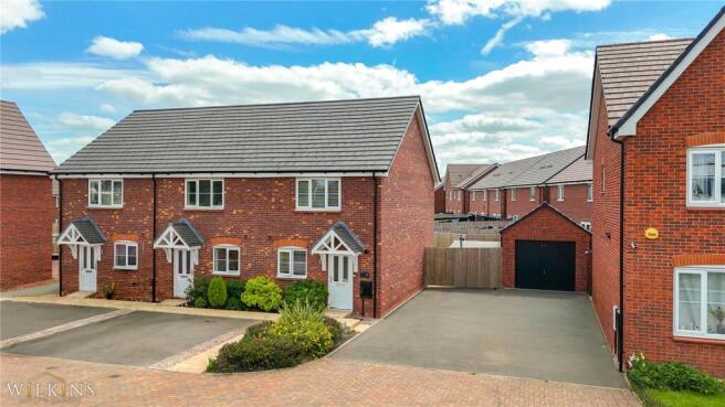 2 bed property, in Parliament Drive, £240,000