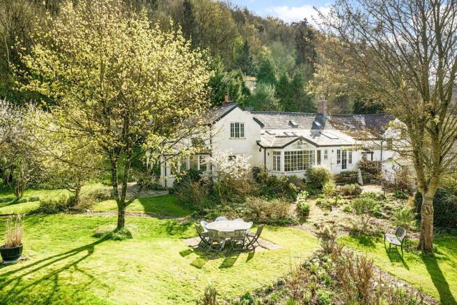 4 bed property, in Coombes Moor, £450,000