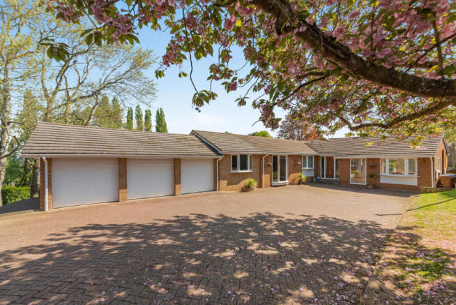 5 bed property, in Coldstream Lane, £1,175,000