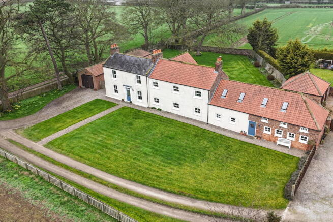 5 bed property, in Ainderby Road, £975,000
