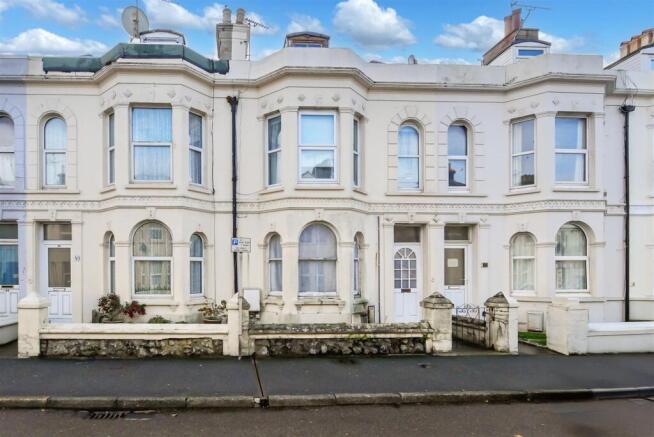 2 bed property, in New Road, £120,000