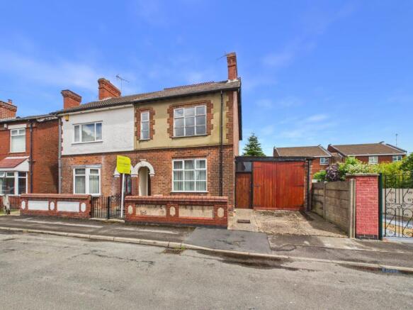 4 bed property, in Edward Avenue, £175,000