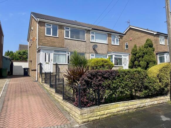 3 bed property, in Kent Close, £235,000