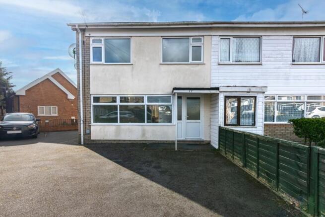 3 bed property, in Maxwell Close, £200,000