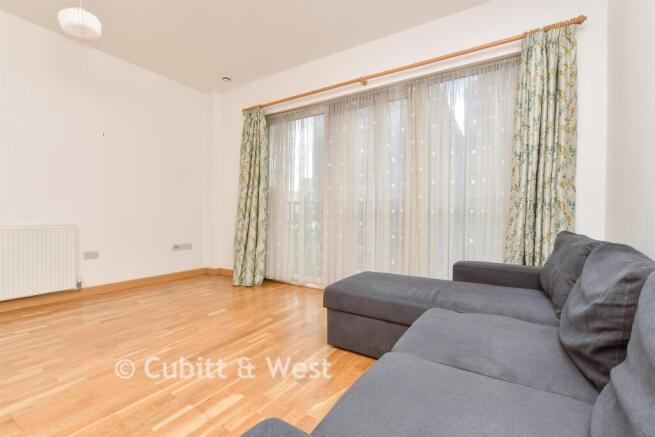 1 bed property, in Manor Road, £190,000