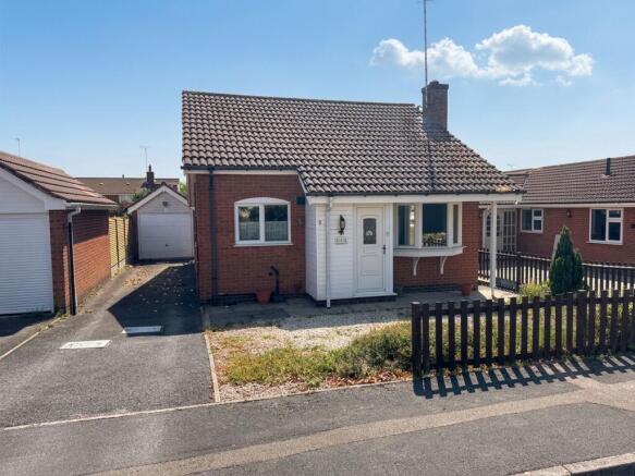 2 bed property, in Padgate Close, £265,000