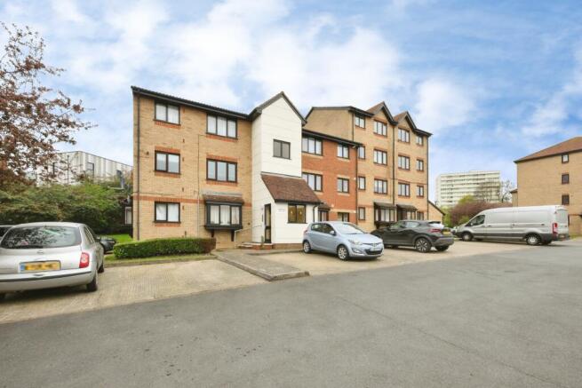 1 bed property, in Magpie Close, £180,000