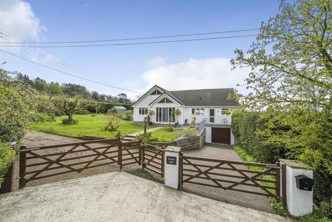 4 bed property, in Heathstock, £599,950