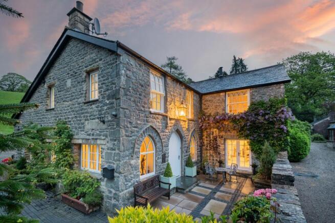 5 bed property, in Gate Stables, £975,000