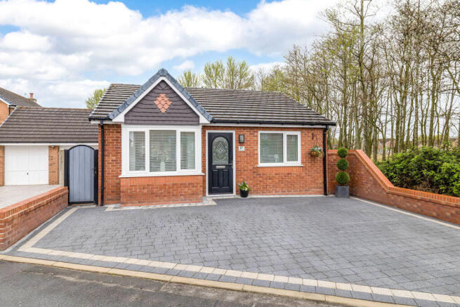 2 bed property, in Nicol Road, £280,000