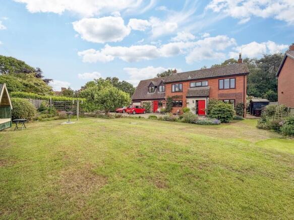 4 bed property, in Stunning Detached Family Home in Tuttington Near Aylsham., £550,000