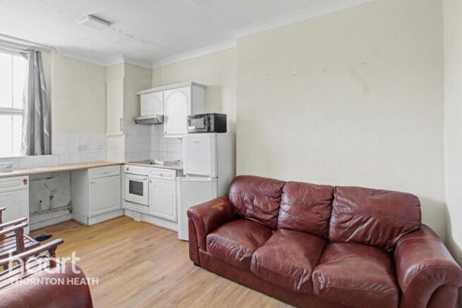 1 bed property, in Holmesdale Road, £195,000