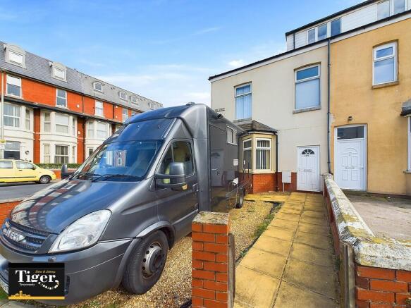 1 bed property, in High Street, £60,000