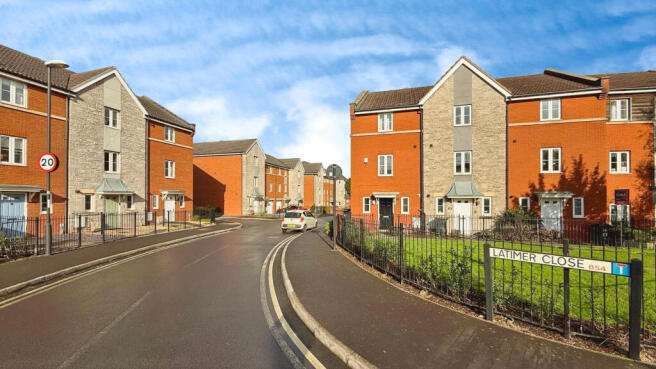2 bed property, in Latimer Close, £225,000