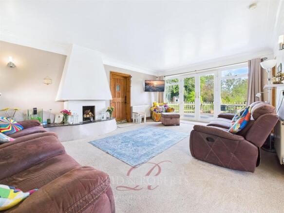 4 bed property, in Lixwm, £460,000