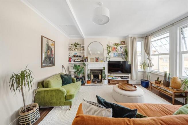 1 bed property, in Beauchamp Road, £350,000