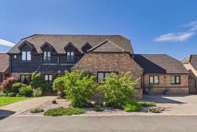 5 bed property, in Home Farm Road, £800,000