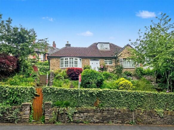 2 bed property, in Newsome Road, £145,000