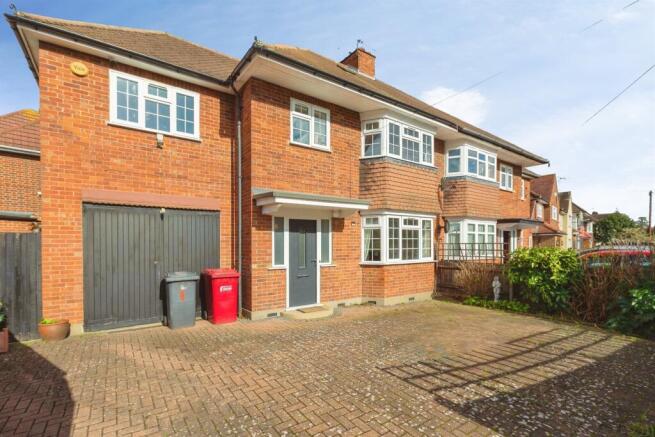 5 bed property, in Merton Road, £500,000