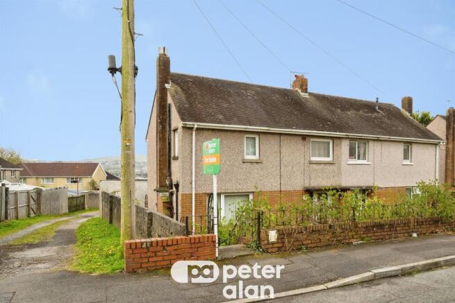 3 bed property, in Heol Y Nant, £140,000