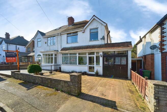 3 bed property, in Goldthorn Avenue, £310,000