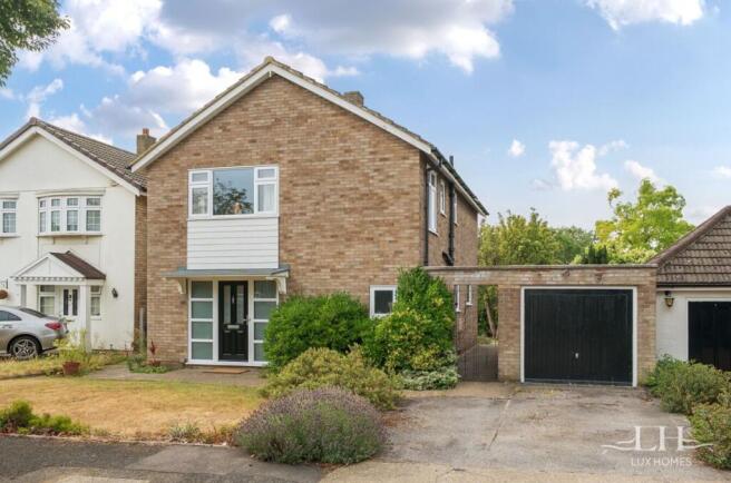 4 bed property, in Ferndown, £750,000